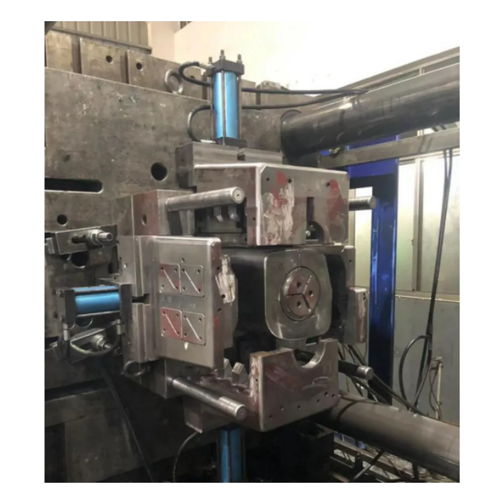 Industrial plastic injection molding machine with automotive mold